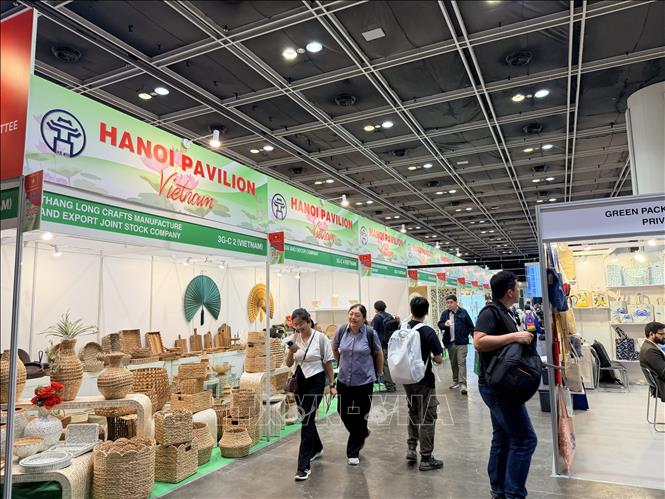 Gian hàng giới thiệu hàng thủ công mỹ nghệ của Hà Nội tại Hội chợ quốc tế hàng thủ công mỹ nghệ Hong Kong 2026 (MEGA SHOW Phần 1). Ảnh: Lê Anh-PV TTXVN tại Hong Kong