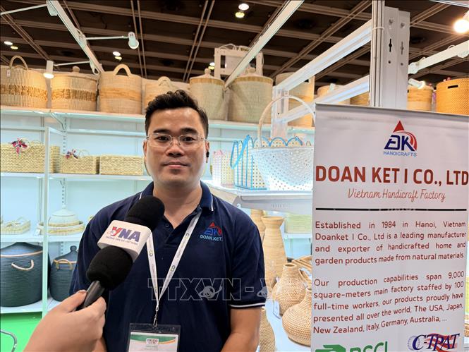 Ông Nguyễn Ngọc Anh - Trưởng phòng Xuất Nhập khẩu, Công ty TNHH Đoàn Kết 1 trả lời phỏng vấn phóng viên TTXVN tại MEGA SHOW Hong Kong 2026. Ảnh: Lê Anh-PV TTXVN tại Hong Kong