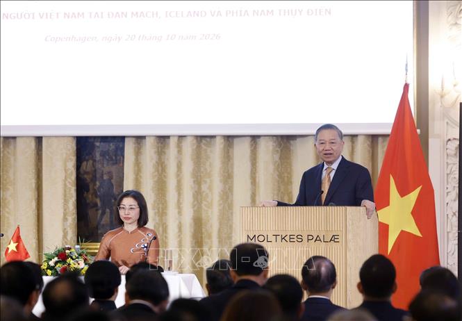 Tổng Bí thư, Chủ tịch nước Tô Lâm nói chuyện thân mật với cán bộ, nhân viên Đại sứ quán Việt Nam tại Đan Mạch và cộng đồng người Việt Nam tại Đan Mạch, Iceland và Nam Thuỵ Điển. Ảnh: Thống Nhất – TTXVN