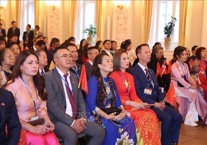 Đại diện cộng đồng người Việt Nam tại Đan Mạch, Iceland và Nam Thuỵ Điển tham dự cuộc gặp gỡ Tổng Bí thư, Chủ tịch nước Tô Lâm và Phu nhân Ngô Phương Ly. Ảnh: Thống Nhất – TTXVN