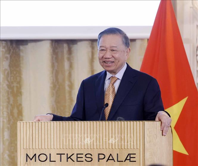Tổng Bí thư, Chủ tịch nước Tô Lâm nói chuyện thân mật với cán bộ, nhân viên Đại sứ quán Việt Nam tại Đan Mạch và cộng đồng người Việt Nam tại Đan Mạch, Iceland và Nam Thuỵ Điển. Ảnh: Thống Nhất – TTXVN