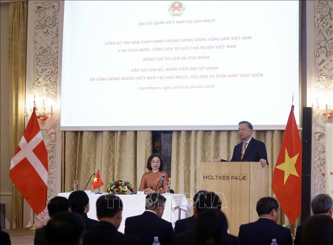 Tổng Bí thư, Chủ tịch nước Tô Lâm nói chuyện thân mật với cán bộ, nhân viên Đại sứ quán Việt Nam tại Đan Mạch và cộng đồng người Việt Nam tại Đan Mạch, Iceland và Nam Thuỵ Điển. Ảnh: Thống Nhất – TTXVN