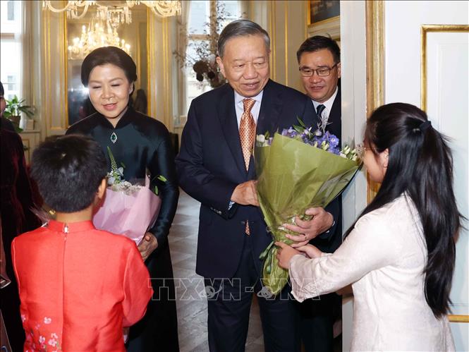Tổng Bí thư, Chủ tịch nước Tô Lâm và Phu nhân Ngô Phương Ly dự buổi gặp gỡ cán bộ, nhân viên Đại sứ quán Việt Nam tại Đan Mạch và cộng đồng người Việt Nam tại Đan Mạch, Iceland và Nam Thuỵ Điển. Ảnh: Thống Nhất – TTXVN