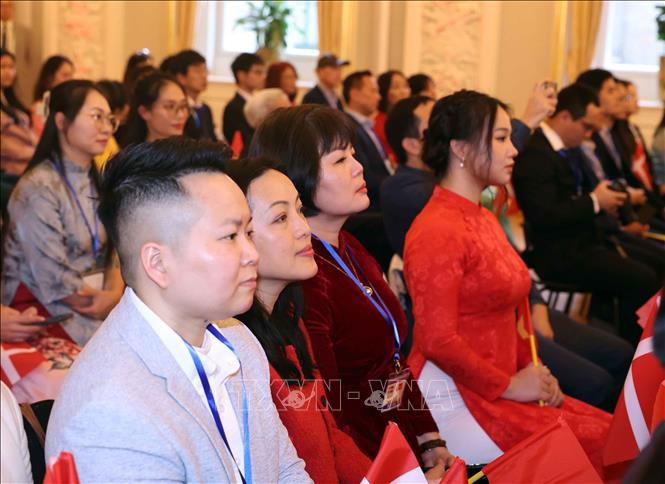 Cán bộ, nhân viên Đại sứ quán Việt Nam tại Đan Mạch và cộng đồng người Việt Nam tại Đan Mạch, Iceland và Nam Thuỵ Điển dự buổi gặp. Ảnh: Thống Nhất – TTXVN