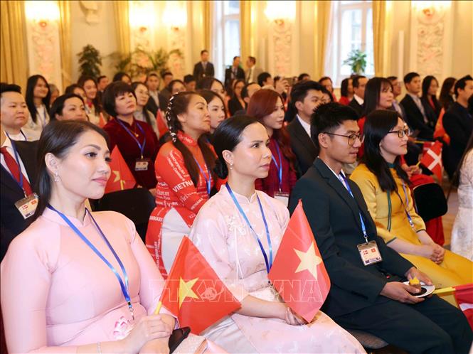 Cán bộ, nhân viên Đại sứ quán Việt Nam tại Đan Mạch và cộng đồng người Việt Nam tại Đan Mạch, Iceland và Nam Thuỵ Điển dự buổi gặp. Ảnh: Thống Nhất – TTXVN