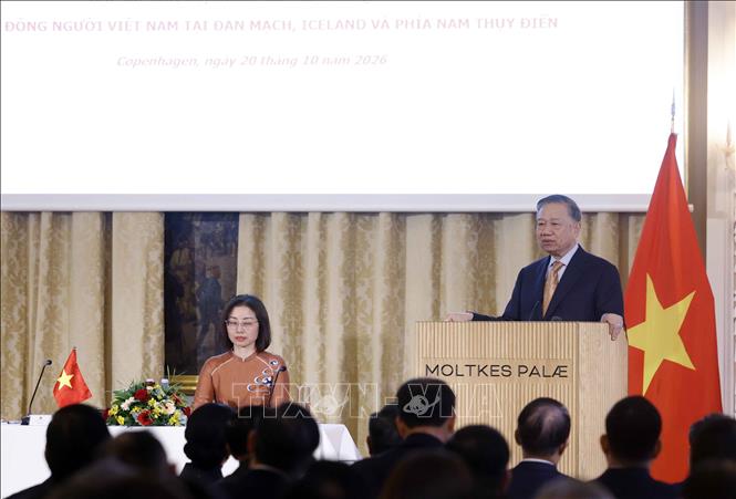 Tổng Bí thư, Chủ tịch nước Tô Lâm nói chuyện thân mật với cán bộ, nhân viên Đại sứ quán Việt Nam tại Đan Mạch và cộng đồng người Việt Nam tại Đan Mạch, Iceland và Nam Thuỵ Điển. Ảnh: Thống Nhất – TTXVN