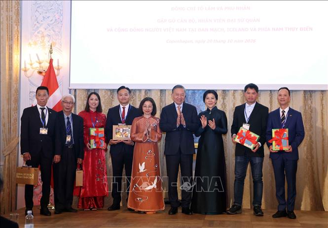 Tổng Bí thư , Chủ tịch nước Tô Lâm và Phu nhân Ngô Phương Ly tặng quà và sách Tiếng Việt cho cộng đồng người Việt Nam. Ảnh: Thống Nhất – TTXVN