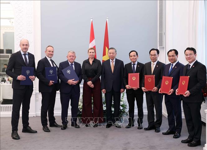 Tổng Bí thư, Chủ tịch nước Tô Lâm và Thủ tướng Đan Mạch Mette Frederiksen chứng kiến lễ trao các văn kiện hợp tác giữa các bộ, ngành, cơ quan và doanh nghiệp hai nước. Ảnh: Thống Nhất - TTXVN