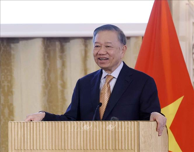 Tổng Bí thư, Chủ tịch nước Tô Lâm nói chuyện thân mật với cán bộ, nhân viên Đại sứ quán Việt Nam tại Đan Mạch và cộng đồng người Việt Nam tại Đan Mạch, Iceland và Nam Thuỵ Điển. Ảnh: Thống Nhất – TTXVN