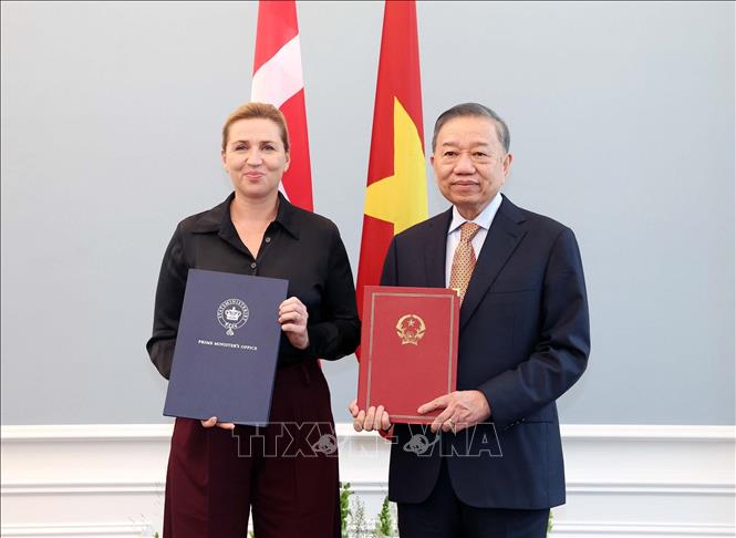 Tổng Bí thư, Chủ tịch nước Tô Lâm và Thủ tướng Đan Mạch Mette Frederiksen trao Tuyên bố chung về việc thiết lập quan hệ Đối tác chiến lược toàn diện Việt Nam - Đan Mạch. Ảnh: Thống Nhất – TTXVN