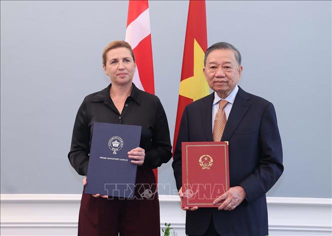 Tổng Bí thư, Chủ tịch nước Tô Lâm và Thủ tướng Đan Mạch Mette Frederiksen trao Tuyên bố chung về việc thiết lập quan hệ Đối tác chiến lược toàn diện Việt Nam - Đan Mạch. Ảnh: Thống Nhất – TTXVN