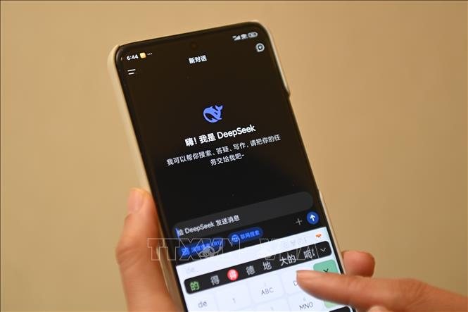 Úng dụng DeepSeek được cài đặt trên điện thoại di động. Ảnh: THX/TTXVN phát