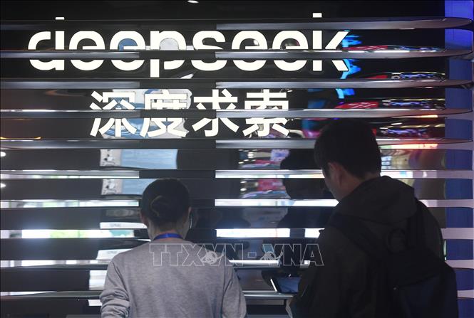 Người dân tìm hiểu về mô hình trí tuệ nhân tạo (AI) DeepSeek tại Hội chợ  công nghệ AI ở thành phố Hàng Châu, tỉnh Chiết Giang, miền Đông Trung Quốc, ngày 4/5/2025. Ảnh: THX/TTXVN phát