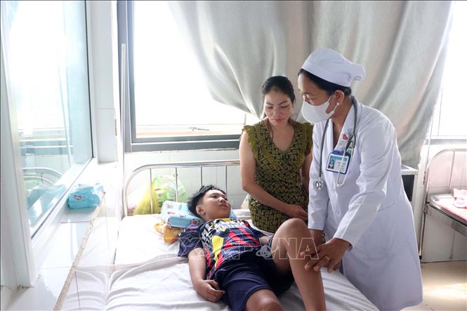 Các y, bác sĩ thường xuyên kiểm tra, theo dõi sát sao tình trạng sức khỏe của trẻ nhằm kịp thời phát hiện các dấu hiệu bệnh chuyển nặng. Ảnh: Trung Kiên - TTXVN