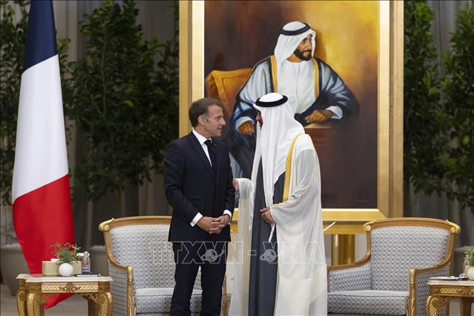 Tổng thống UAE Sheikh Mohamed bin Zayed Al Nahyan (phải) và Tổng thống Pháp Emmanuel Macron tại cuộc gặp ở Abu Dhabi ngày 19/10/2026. Ảnh: UAE Presidential Court/TTXVN phát