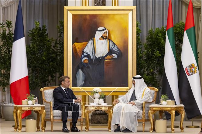 Tổng thống UAE Sheikh Mohamed bin Zayed Al Nahyan (phải) và Tổng thống Pháp Emmanuel Macron tại cuộc gặp ở Abu Dhabi ngày 19/10/2026. Ảnh: UAE Presidential Court/TTXVN phát
