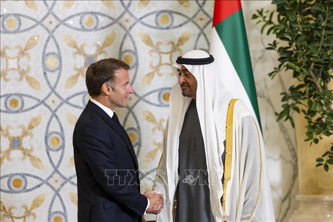 Tổng thống UAE Sheikh Mohamed bin Zayed Al Nahyan (phải) và Tổng thống Pháp Emmanuel Macron tại cuộc gặp ở Abu Dhabi ngày 19/10/2026. Ảnh: UAE Presidential Court/TTXVN phát