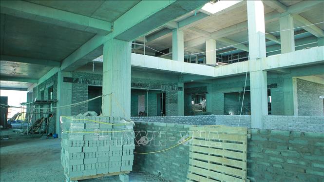 Khối nhà điều trị thuộc Dự án xây dựng nhà điều trị 7 tầng khối Nội và các hạng mục phụ trợ của Bệnh viện đa khoa Hải Hậu đã cơ bản hoàn thành phần xây thô. Ảnh: Công Luật - TTXVN