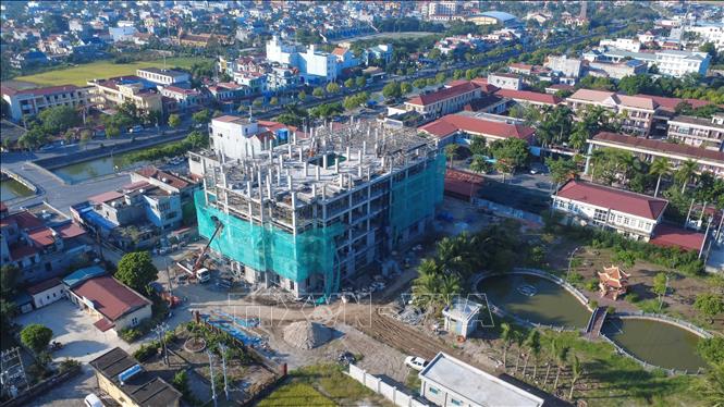 Dự án xây dựng nhà điều trị 7 tầng khối Nội và các hạng mục phụ trợ của Bệnh viện đa khoa Hải Hậu được gấp rút thi công, đảm bảo tiến độ theo kế hoạch. Ảnh: Công Luật - TTXVN