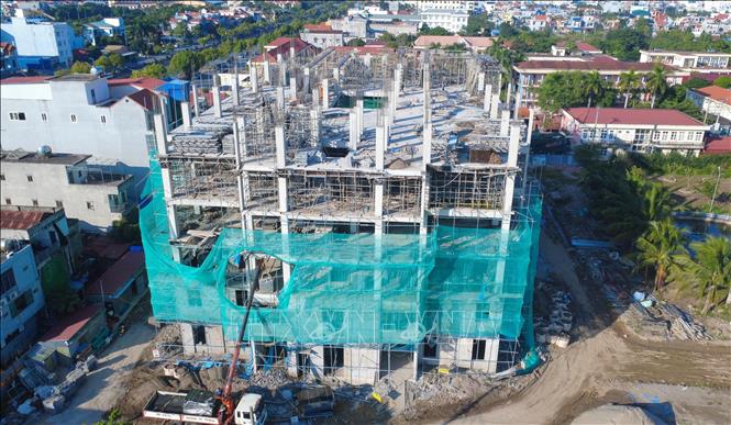 Dự án xây dựng nhà điều trị 7 tầng khối Nội và các hạng mục phụ trợ Bệnh viện đa khoa Hải Hậu, có tổng mức đầu tư 219 tỷ đồng, các nhà thầu huy động máy móc nhân lực đẩy nhanh tiến độ thi công. Ảnh: Công Luật - TTXVN
