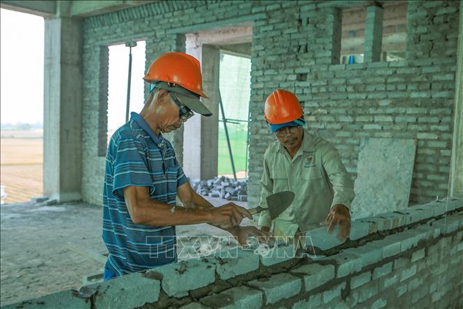 Công nhân thi công tại công trường xây dựng Bệnh viện Da liễu Nam Định. Ảnh: Công Luật - TTXVN