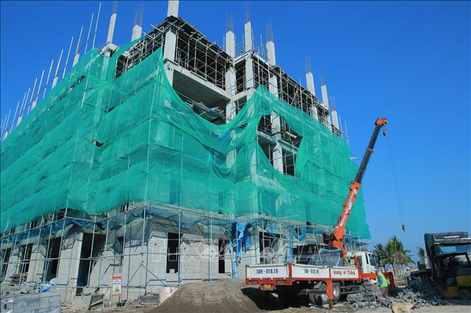 Dự án xây dựng nhà điều trị 7 tầng khối Nội và các hạng mục phụ trợ của Bệnh viện đa khoa Hải Hậu hiện đã hoàn thành khoảng 40% khối lượng. Ảnh: Công Luật - TTXVN