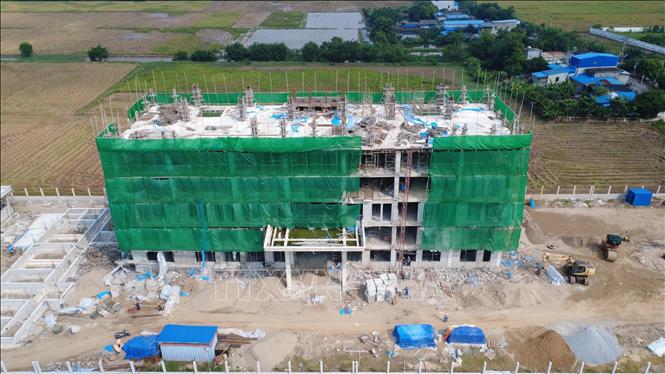 Khối nhà điều trị thuộc Bệnh viện Da liễu Nam Định đang được thi công đến tầng 5. Ảnh: Công Luật - TTXVN