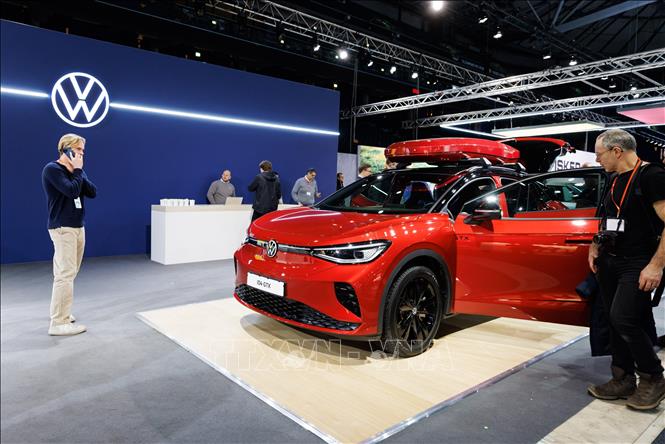 Ô tô của hãng Volkswagen được trưng bày tại triển lãm ở Stockholm, Thụy Điển. Ảnh: THX/TTXVN phát