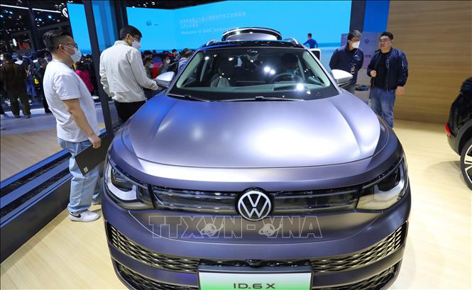 Ô tô của hãng Volkswagen được trưng bày tại triển lãm ở Thượng Hải, Trung Quốc. Ảnh: THX/TTXVN phát