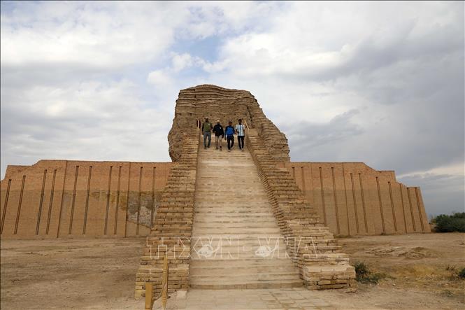 Du khách tham quan di tích cổ Dur Kurigalzu ở ngoại ô Baghdad, Iraq ngày 20/10/2026. Ảnh: THX/TTXVN phát