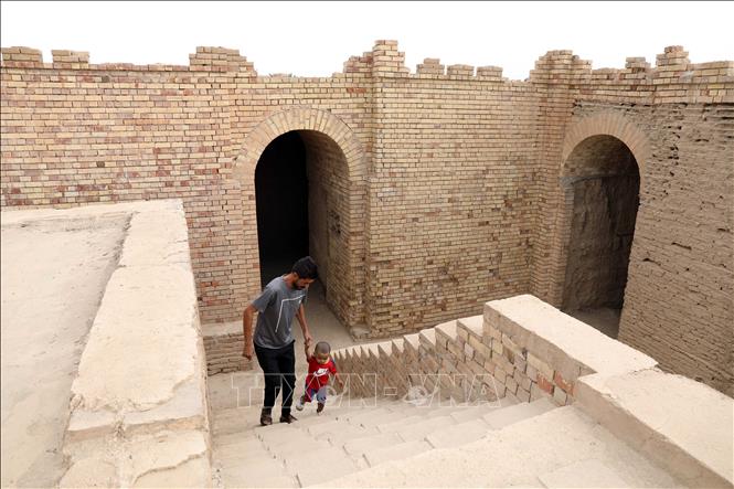 Du khách tham quan di tích cổ Dur Kurigalzu ở ngoại ô Baghdad, Iraq ngày 20/10/2026. Ảnh: THX/TTXVN phát