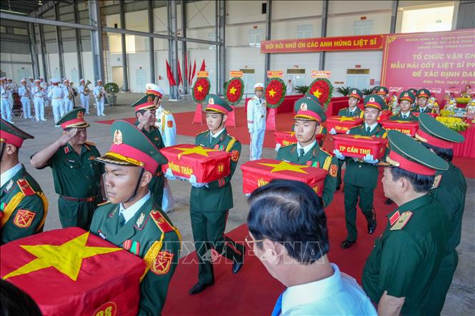 Lễ tiễn đưa hài cốt các Anh hùng liệt sĩ lên máy bay quân sự ra Hà Nội phục vụ giám định ADN. Ảnh: Thanh Liêm - TTXVN