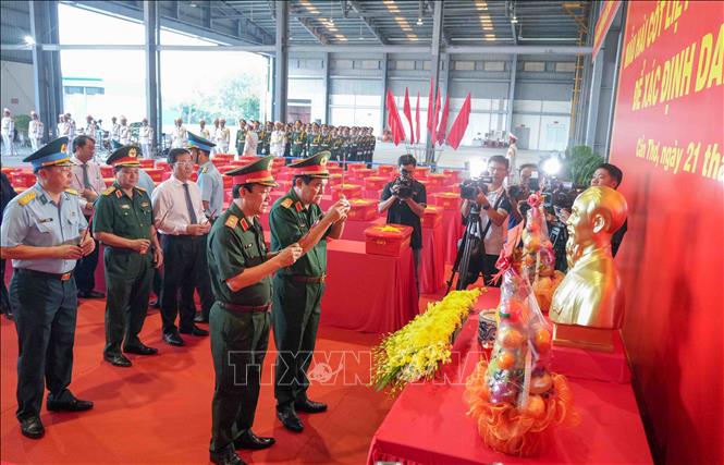 Lãnh đạo Quân khu 9 và các đại biểu dâng hương tại lễ tiễn đưa mẫu hài cốt liệt sĩ từ Cần Thơ ra Hà Nội để giám định ADN. Ảnh: Thanh Liêm - TTXVN