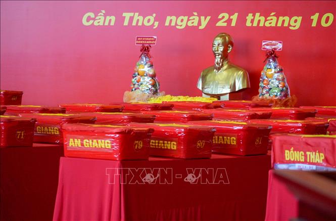 Trong đợt vận chuyển thứ hai bằng máy bay quân sự diễn ra sáng 21/10/2026, có 8.453 mẫu hài cốt liệt sĩ trên địa bàn Quân khu 9 được đưa ra Hà Nội để giám định ADN. Ảnh: Thanh Liêm - TTXVN