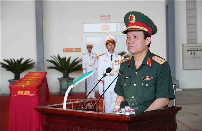 Trung tướng Hồ Văn Thái, Chính ủy Quân khu 9 phát biểu tưởng nhớ các Anh hùng liệt sĩ. Ảnh: Thanh Liêm - TTXVN