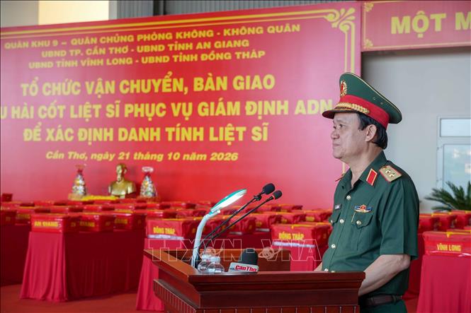 Trung tướng Hồ Văn Thái, Chính ủy Quân khu 9 phát biểu tưởng nhớ các Anh hùng liệt sĩ. Ảnh: Thanh Liêm - TTXVN