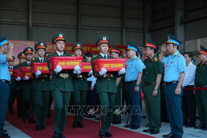 Tiễn đưa mẫu hài cốt các Anh hùng liệt sĩ lên máy bay quân sự ra Hà Nội phục vụ giám định ADN. Ảnh: Thanh Liêm - TTXVN