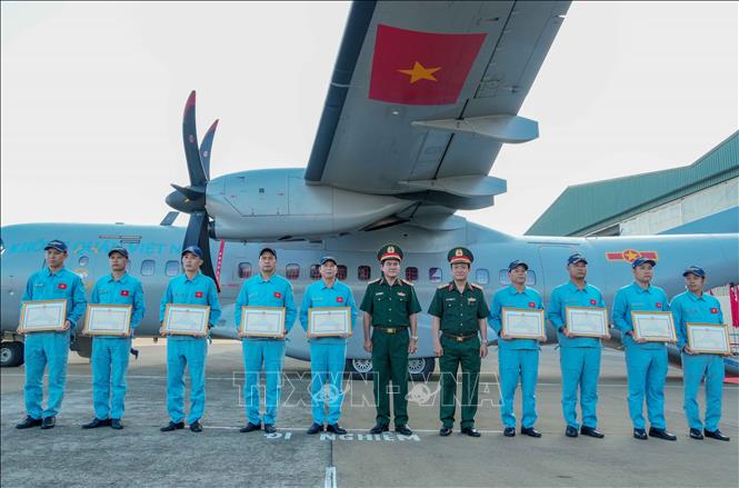Trung tướng Nguyễn Xuân Dắt, Tư lệnh Quân khu 9 và Trung tướng Hồ Văn Thái, Chính ủy Quân khu 9 trao Bằng khen cho cán bộ Quân chủng Phòng không - Không quân làm nhiệm vụ vận chuyển hài cốt liệt sĩ. Ảnh: Thanh Liêm - TTXVN