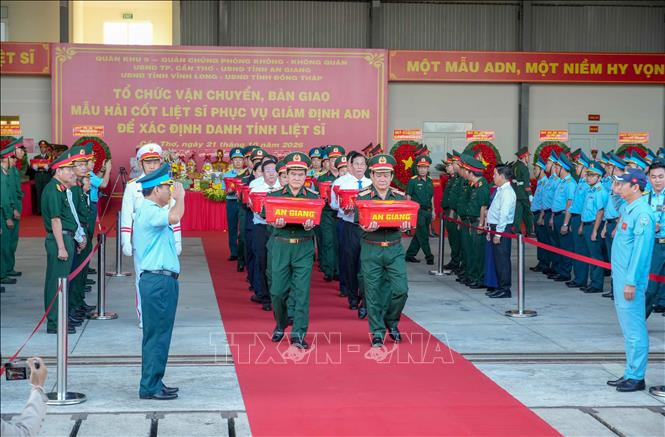 Lễ đưa tiễn hài cốt các Anh hùng liệt sĩ lên máy bay quân sự, vận chuyển ra Hà Nội phục vụ giám định ADN. Ảnh: Thanh Liêm - TTXVN