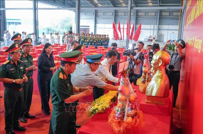 Lãnh đạo Quân khu 9 và các đại biểu dâng hương Chủ tịch Hồ Chí Minh tại buổi lễ. Ảnh: Thanh Liêm - TTXVN