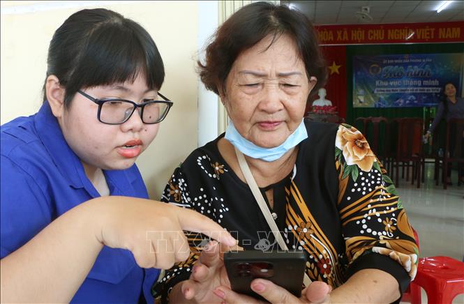 Hỗ trợ người dân thực hiện thủ tục trên không gian mạng qua Mô hình khu vực thông minh tại Khu vực 4, phường Vị Tân, thành phố Cần Thơ. Ảnh: Duy Khương – TTXVN