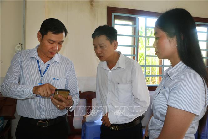 Đại diện VNPT hướng dẫn thành viên Tổ Công nghệ số cộng đồng thực hiện ứng dụng trong Mô hình khu vực thông minh tại Khu vực 4, phường Vị Tân, thành phố Cần Thơ. Ảnh: Duy Khương – TTXVN