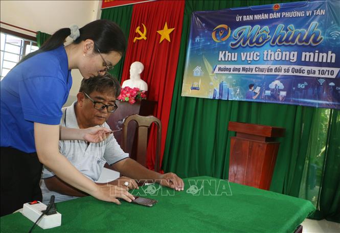 Hỗ trợ người dân thực hiện thủ tục trên không gian mạng qua Mô hình khu vực thông minh tại Khu vực 4, phường Vị Tân, thành phố Cần Thơ. Ảnh: Duy Khương – TTXVN