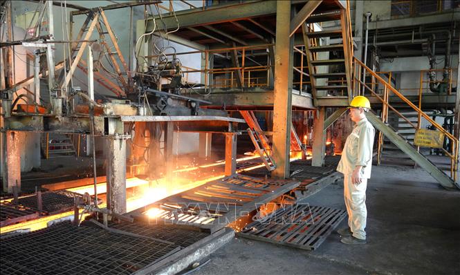 Sản xuất phôi thép tại Công ty Cổ phần Gang thép Cao Bằng. Ảnh: Chu Hiệu - TTXVN