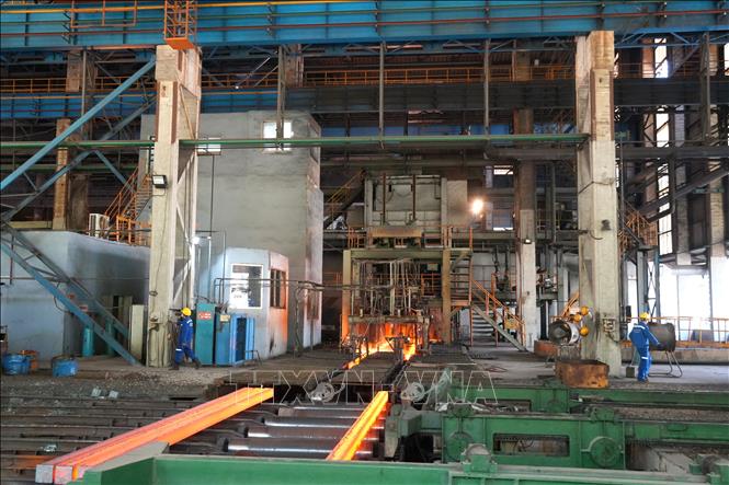 Sản xuất phôi thép tại Công ty Cổ phần Gang thép Cao Bằng. Ảnh: Chu Hiệu - TTXVN