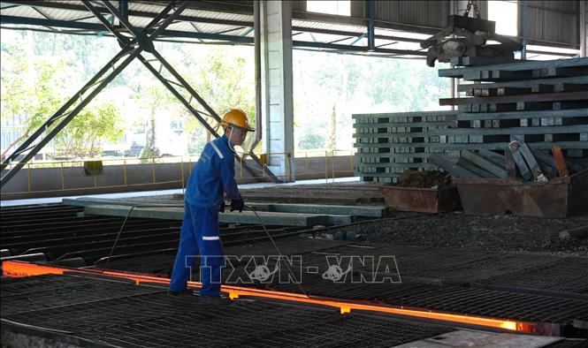Sản xuất phôi thép tại Công ty Cổ phần Gang thép Cao Bằng. Ảnh: Chu Hiệu - TTXVN