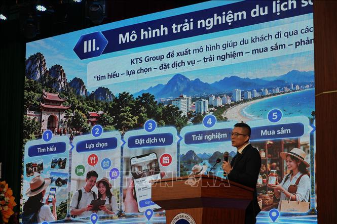 Ông Hoàng Văn Ngọc, Chủ tịch HĐQT kiêm Tổng Giám đốc KTS Group trình bày báo cáo: “Chuyển đổi số trong phát triển doanh nghiệp và quảng bá du lịch: dữ liệu số, bản đồ số, AI, VR/AR”. Ảnh: Bích Huệ - TTXVN