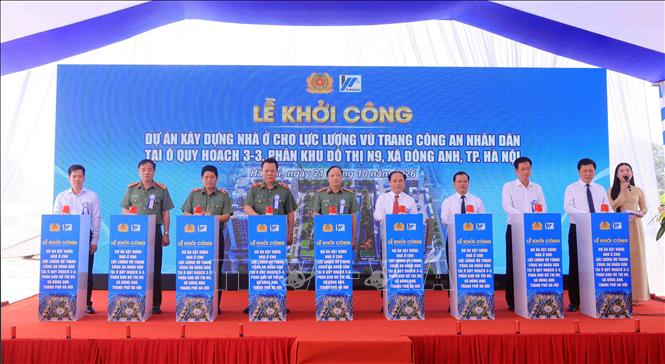 Các đại biểu thực hiện nghi thức khởi công dự án xây dựng nhà ở cho lực lượng vũ trang Công an nhân dân tại ô quy hoạch 3-3, phân khu đô thị N9, xã Đông Anh, thành phố Hà Nội. Ảnh: Phạm Kiên - TTXVN