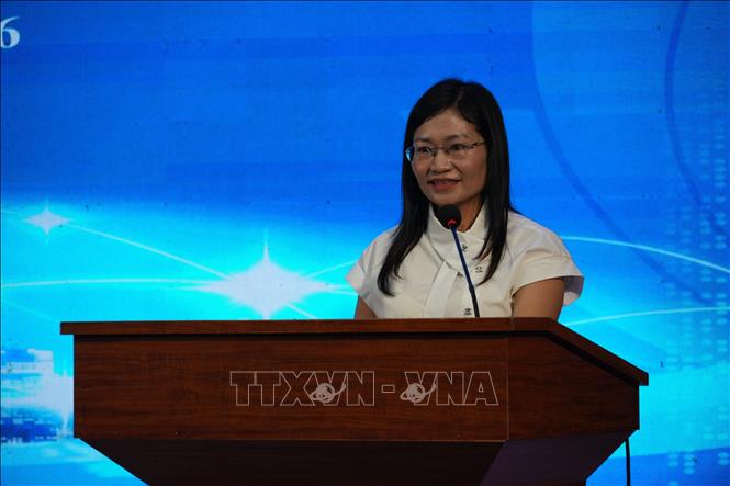 Bà Nguyễn Thị Minh Hồng, Trưởng phòng Quản lý Du lịch, Sở Văn hóa, Thể thao và Du lịch Nghệ An trình bày tham luận tại Hội thảo. Ảnh: Bích Huệ - TTXVN
