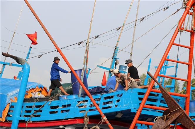 Ngư dân xã Gia Thuận, tỉnh Đồng Tháp chuẩn bị ra khơi đánh bắt hải sản. Ảnh: Hữu Chí - TTXVN